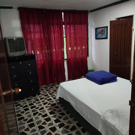 Hostal La 18 Перейра Екстер'єр фото